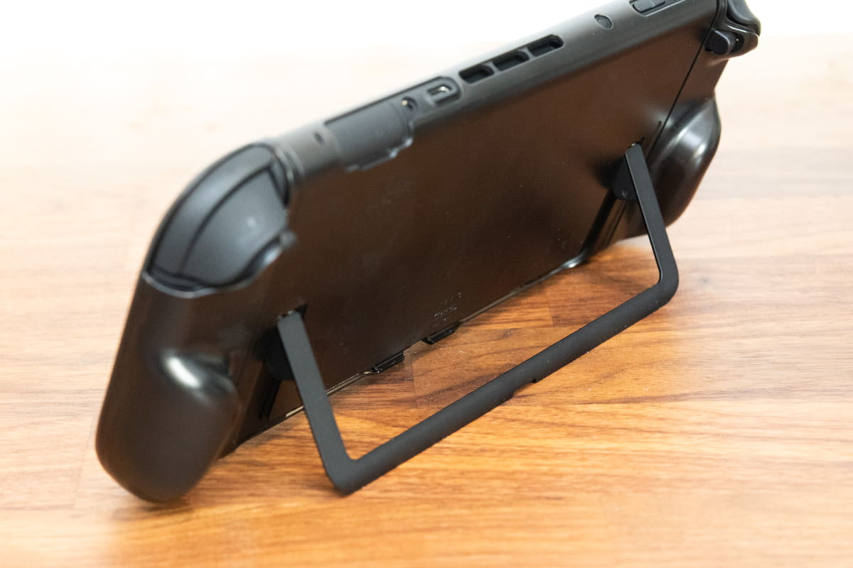 装着したまま、背面のスタンドも使用できる