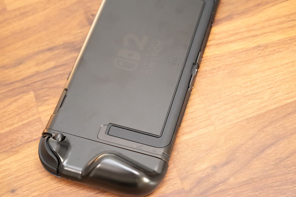 装着したまま、背面のスタンドも使用できる