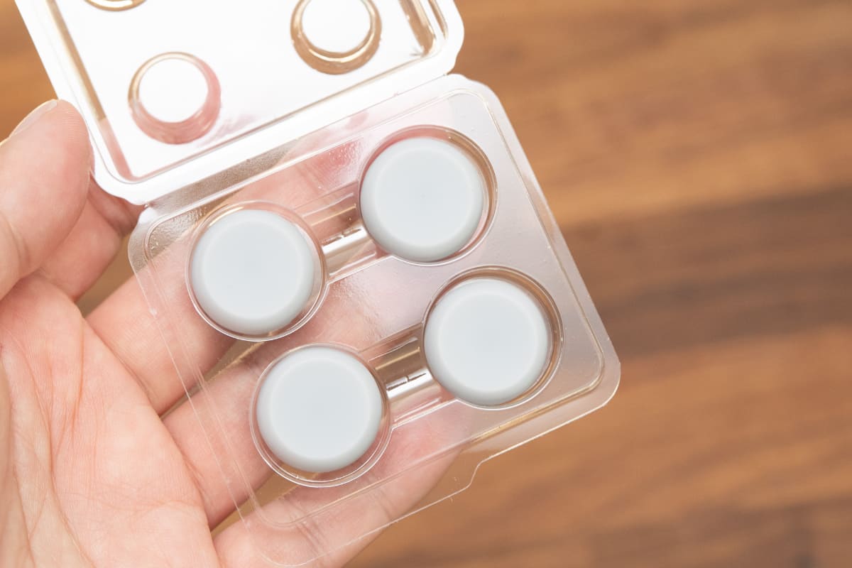 指紋や汚れが付きにくい特殊なアンチダストシリコン採用のアナログスティックカバー「FitSense」