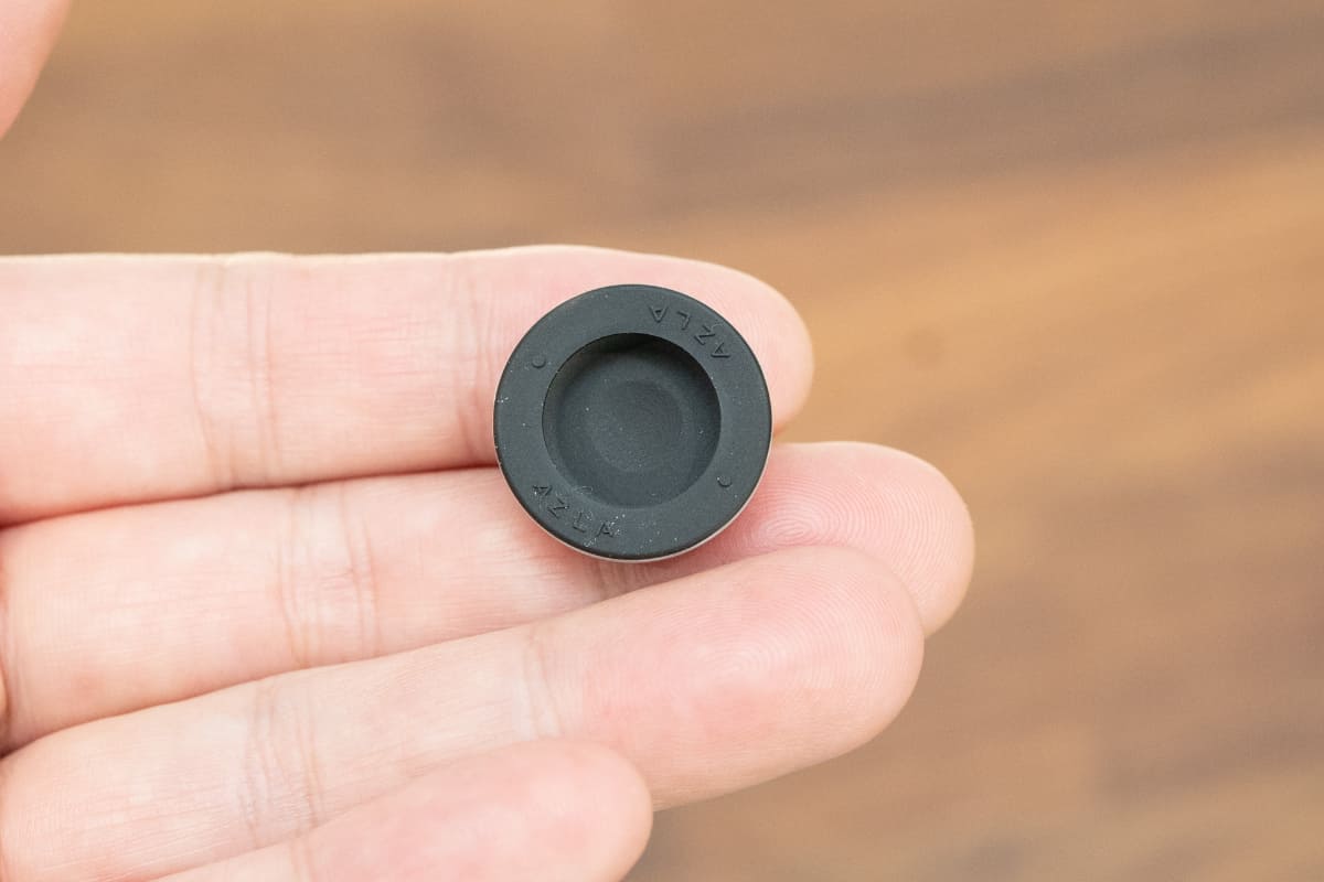 内側の黒い部分は硬度が高いシリコン、外側の指が触れる部分は柔らかいシリコンになっている