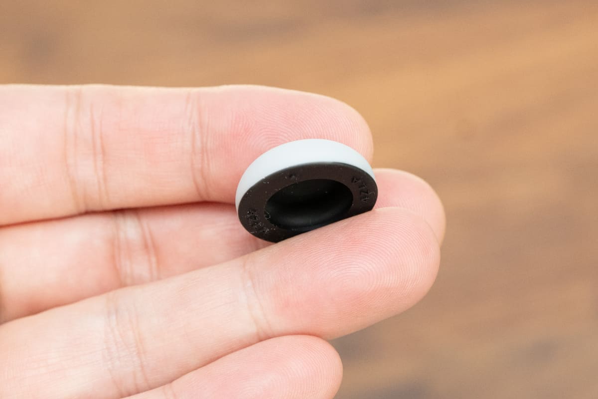 内側の黒い部分は硬度が高いシリコン、外側の指が触れる部分は柔らかいシリコンになっている