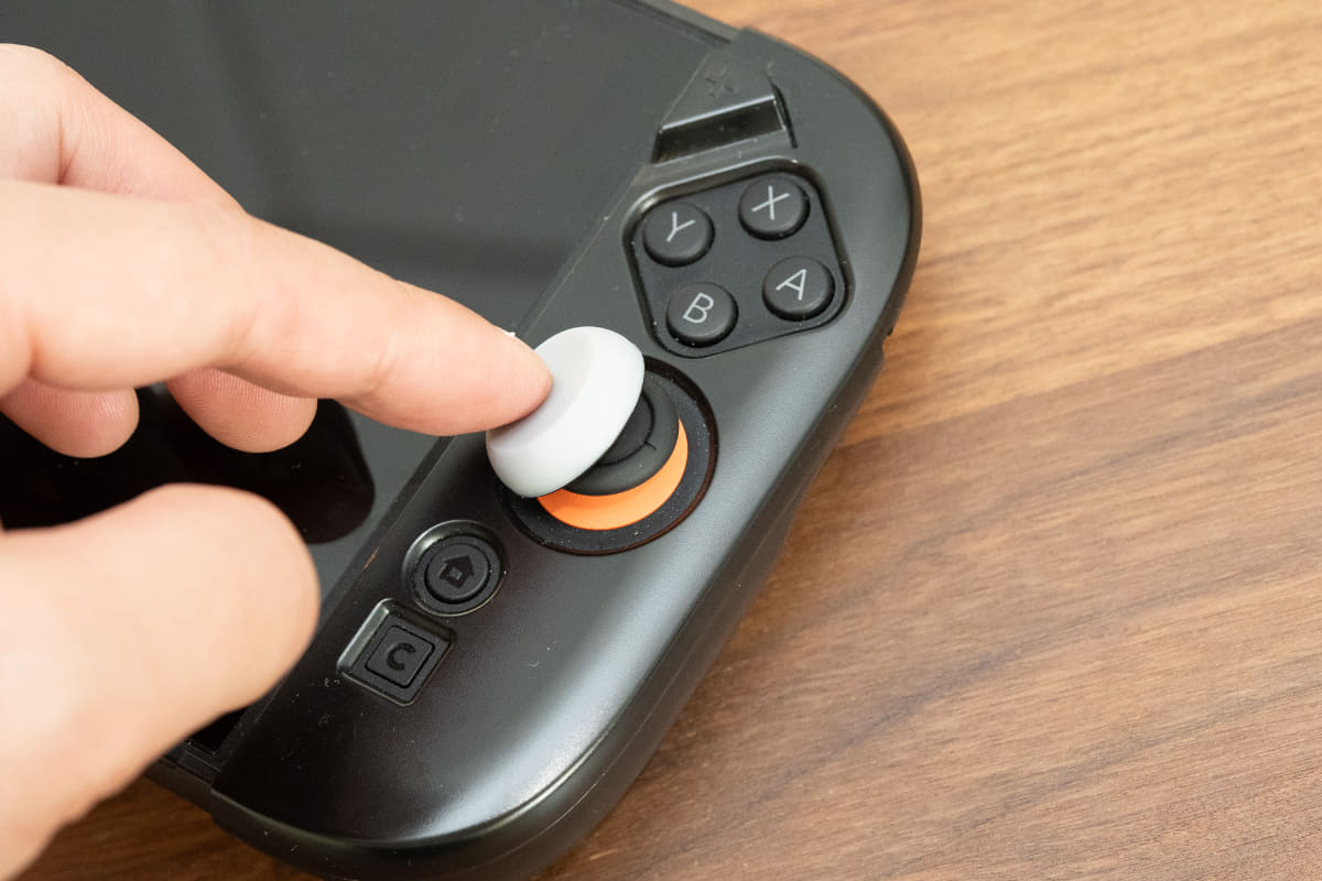 内側の硬度を高くすることで、スティックからカバーが外れにくくしている