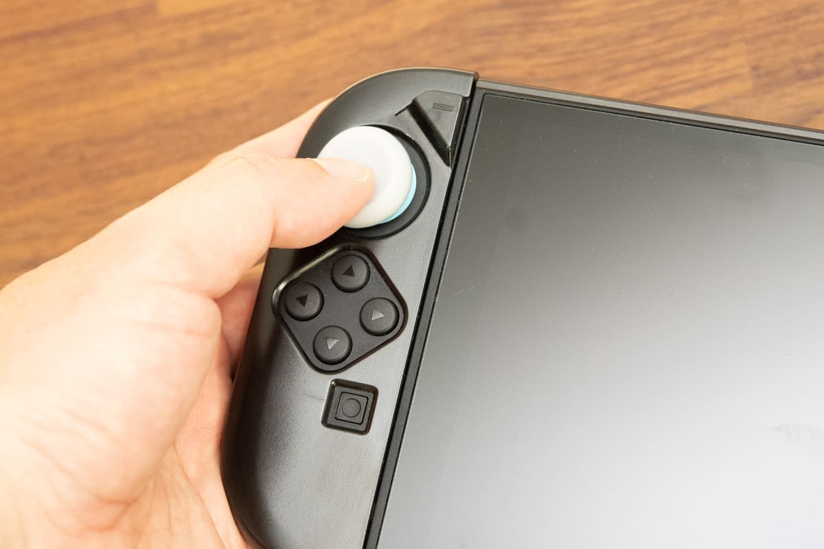 幅広ホールデザインになっているので、AZLAのFitSenseと組み合わせても、問題なく使える