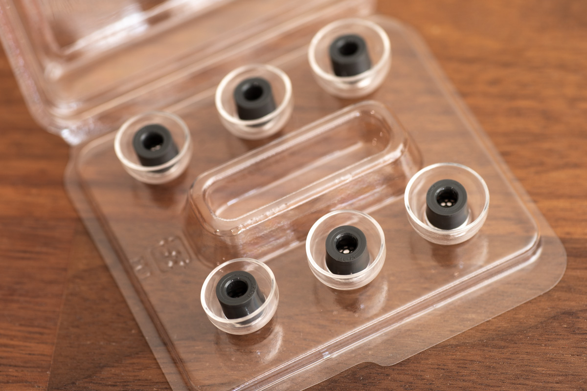 体温でしだいに柔らかくなり、指先に伝わる反発が弱く、フニャッとした感じになるイヤーピース「SednaEarfit XELASTEC II」