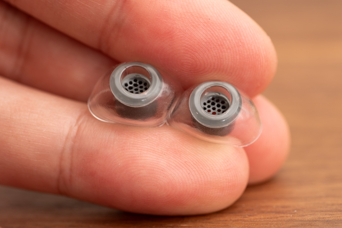 体温でしだいに柔らかくなり、指先に伝わる反発が弱く、フニャッとした感じになるイヤーピース「SednaEarfit XELASTEC II」