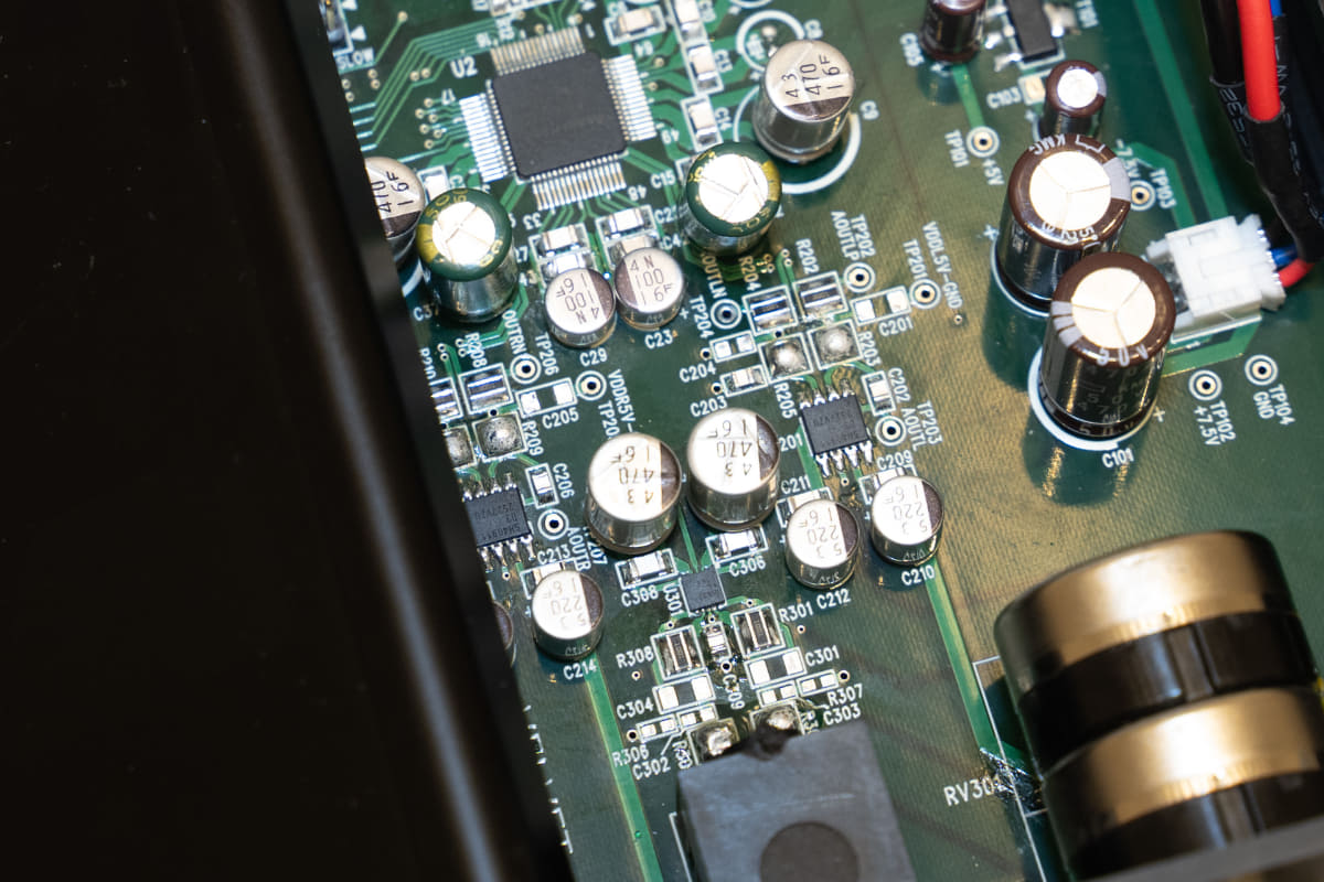 中央に2つある黒いチップが「AK4911」