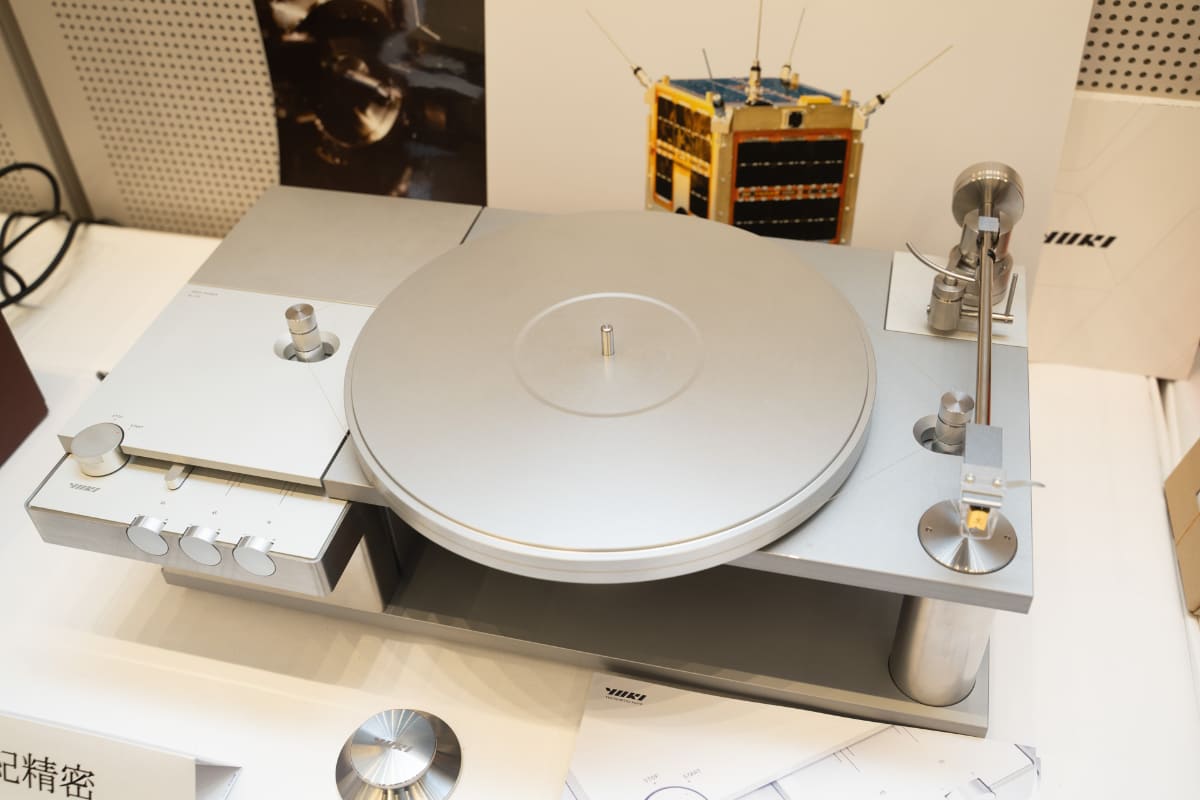 由紀精密のアナログプレーヤーも登場する