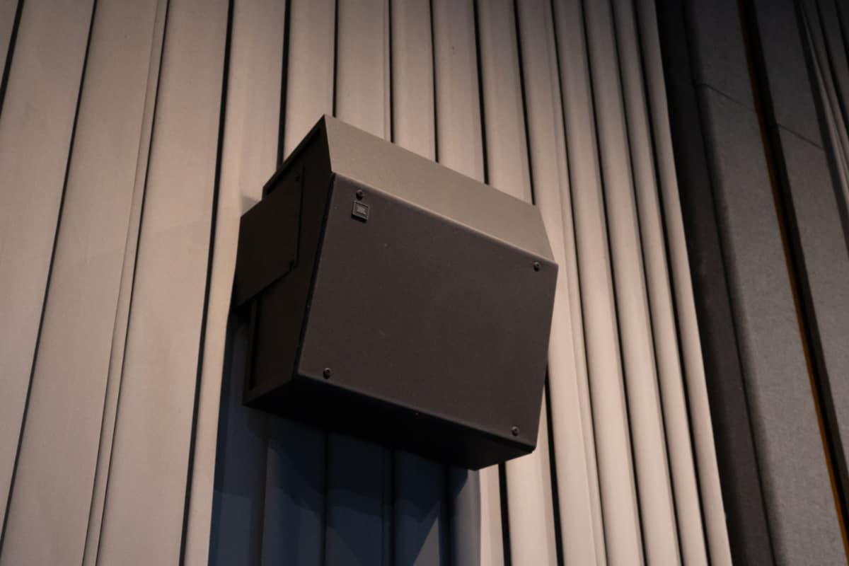 壁に設置されたJBLスピーカー