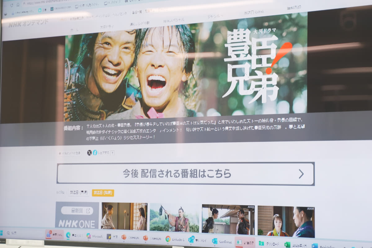 NHK ONEとNHKオンデマンドの連携イメージ。大河ドラマ「豊臣兄弟！」のNHK ONEページにリンクが登場し、クリックすると、NHKオンデマンドの「豊臣兄弟！」ページへ飛ぶ