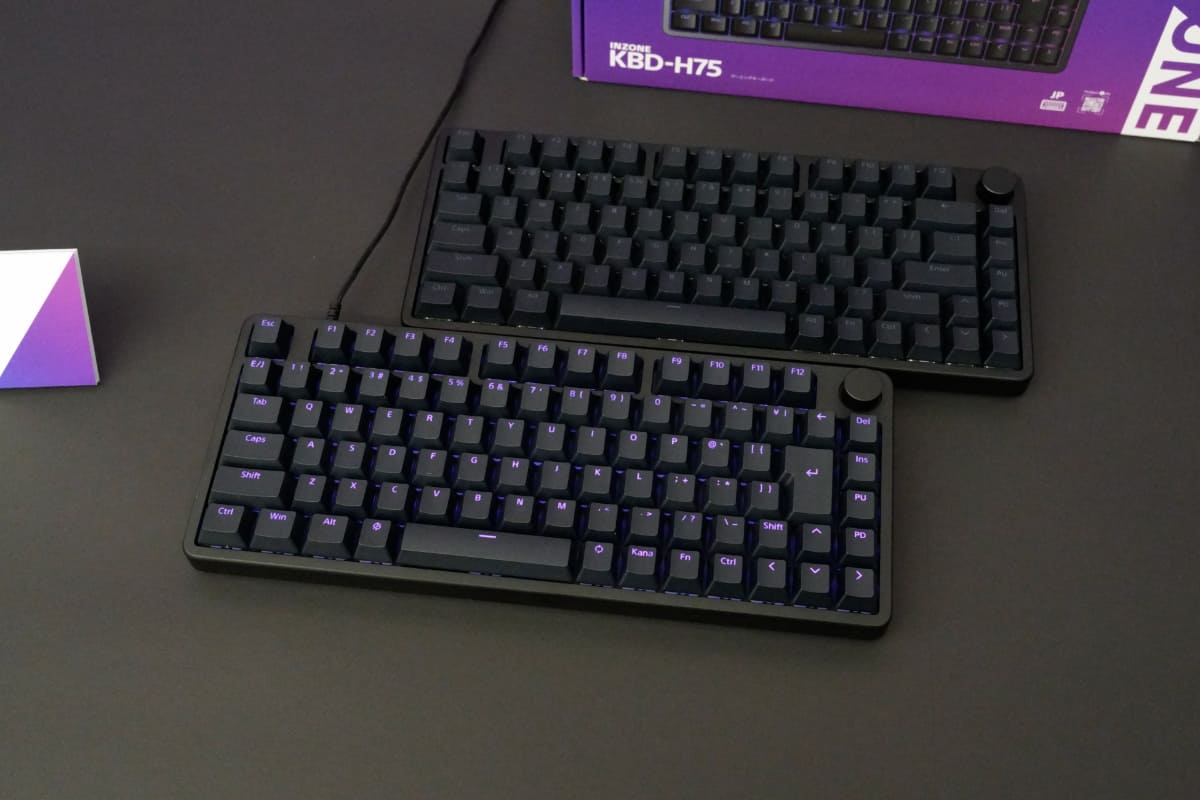 手前が日本語配列のKBD-H75