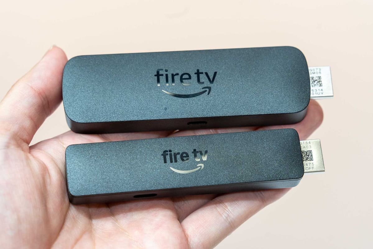 「Fire TV Stick 4K Select」(上)とのサイズ比較