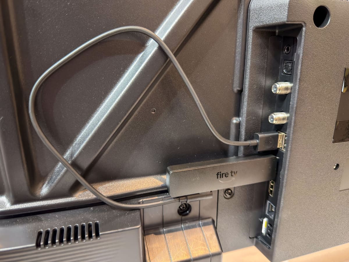 実際にテレビに取り付けてみると、テレビのUSB端子からスムーズに給電できて、コンパクトになった恩恵もよくわかる