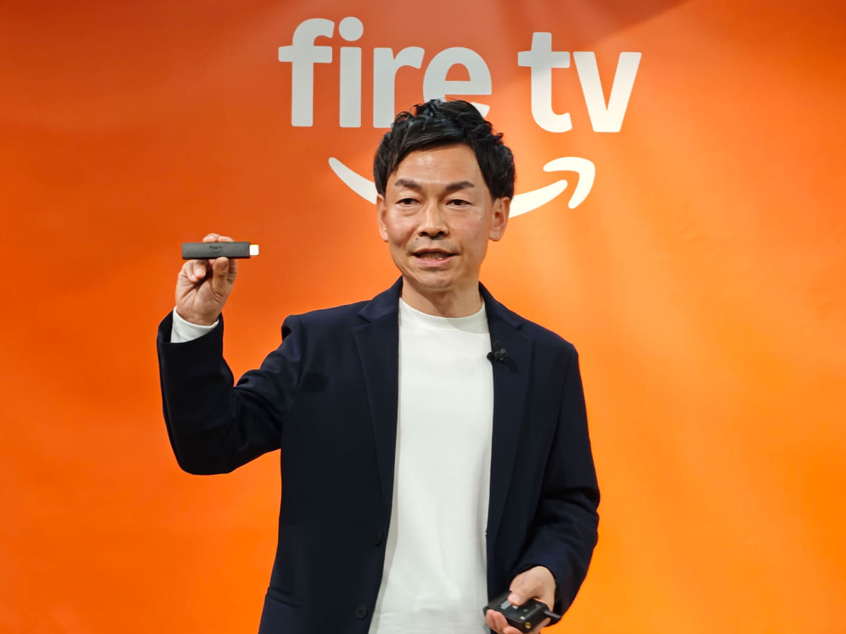 Fire TV Stick HDを手にする西端氏。これまで以上にコンパクトだ