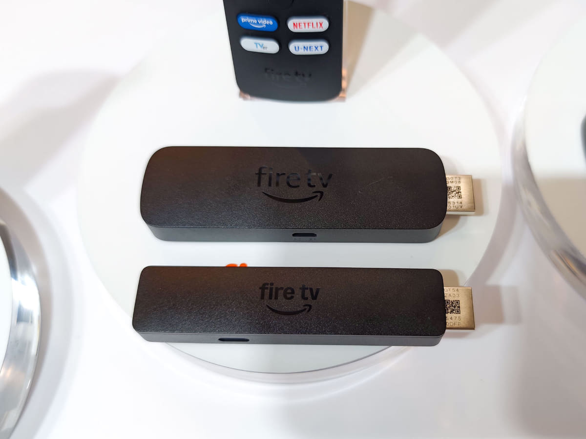 上がFire TV Stick 4K Selectで、下が新Fire TV Stick HD。本体が大幅に小さくなった
