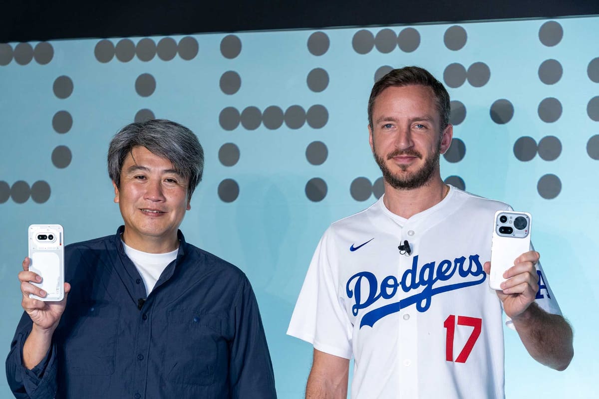 Nothing Japanの黒住吉郎代表(左)、グローバルのチーフ・ブランド・オフィサーを努めているチャーリー・スミス氏(右)