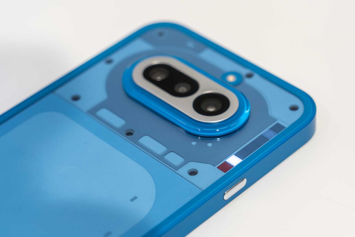 背面に「Glyphバー」を搭載