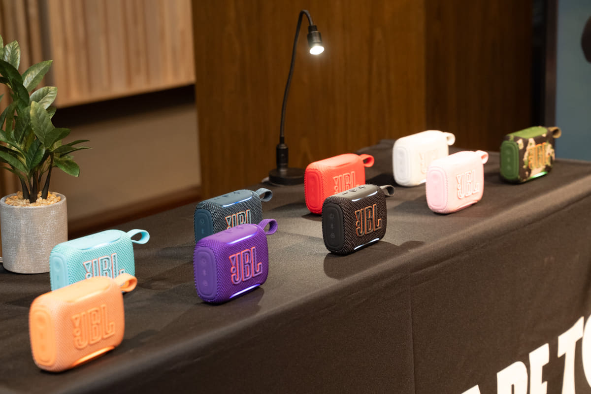 JBL公式サイト専売で、オレンジも用意