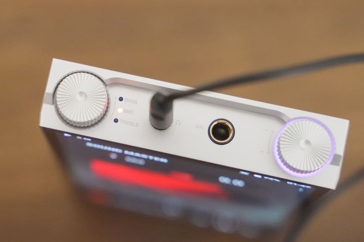 上部にはイヤフォン出力、ボリュームコールに加え、サウンドマスターホイールを用意。