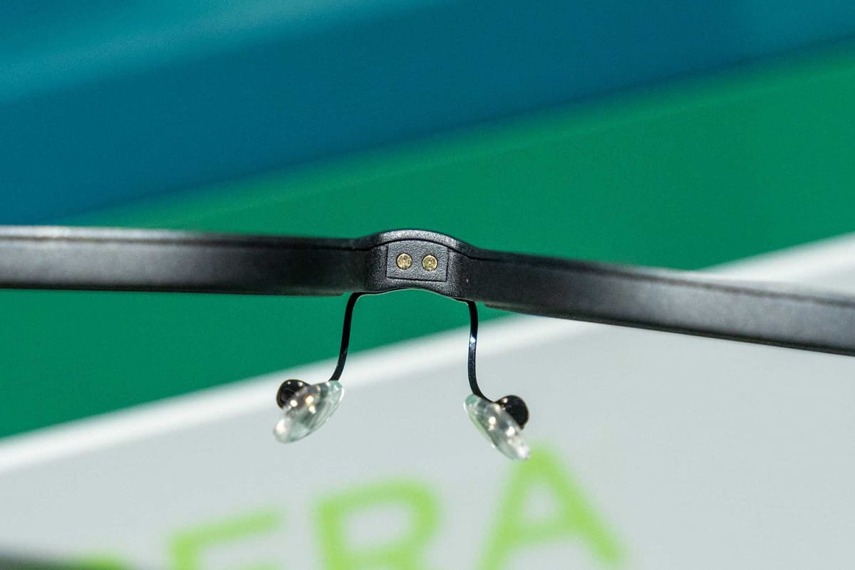 テンプルの下側に充電用接点がある