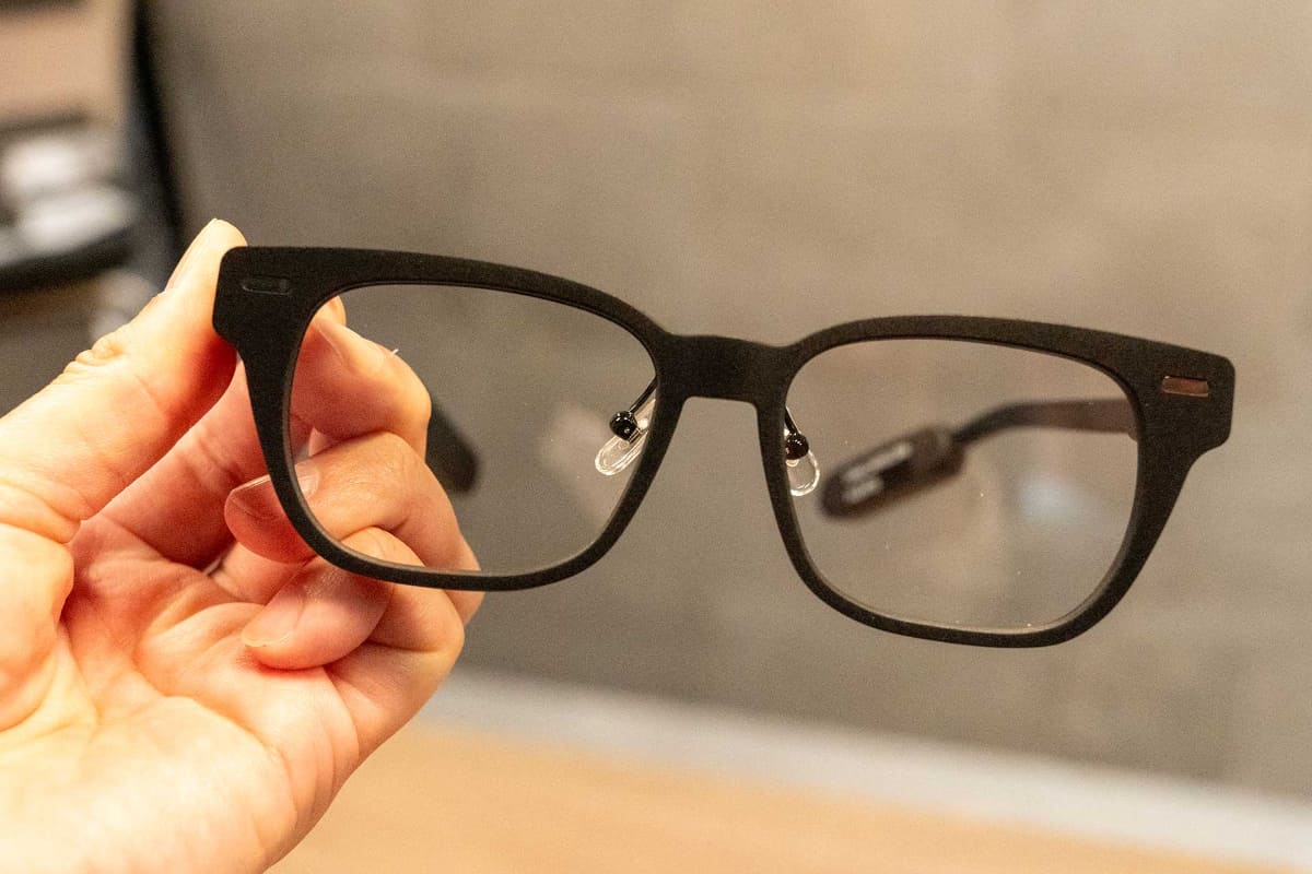 「SABERA スマート眼鏡」をかけたところ