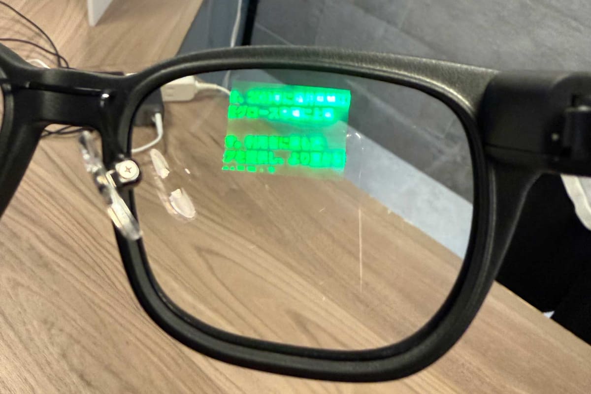 装着時の右目側に単色ディスプレイを搭載。画像では文字がにじんでいるが、実際に掛けてみると問題なく読み取れる