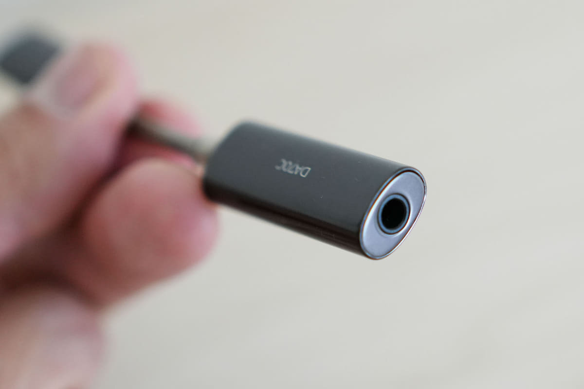 出力は3.5mmステレオ。電源はUSBバスパワー駆動