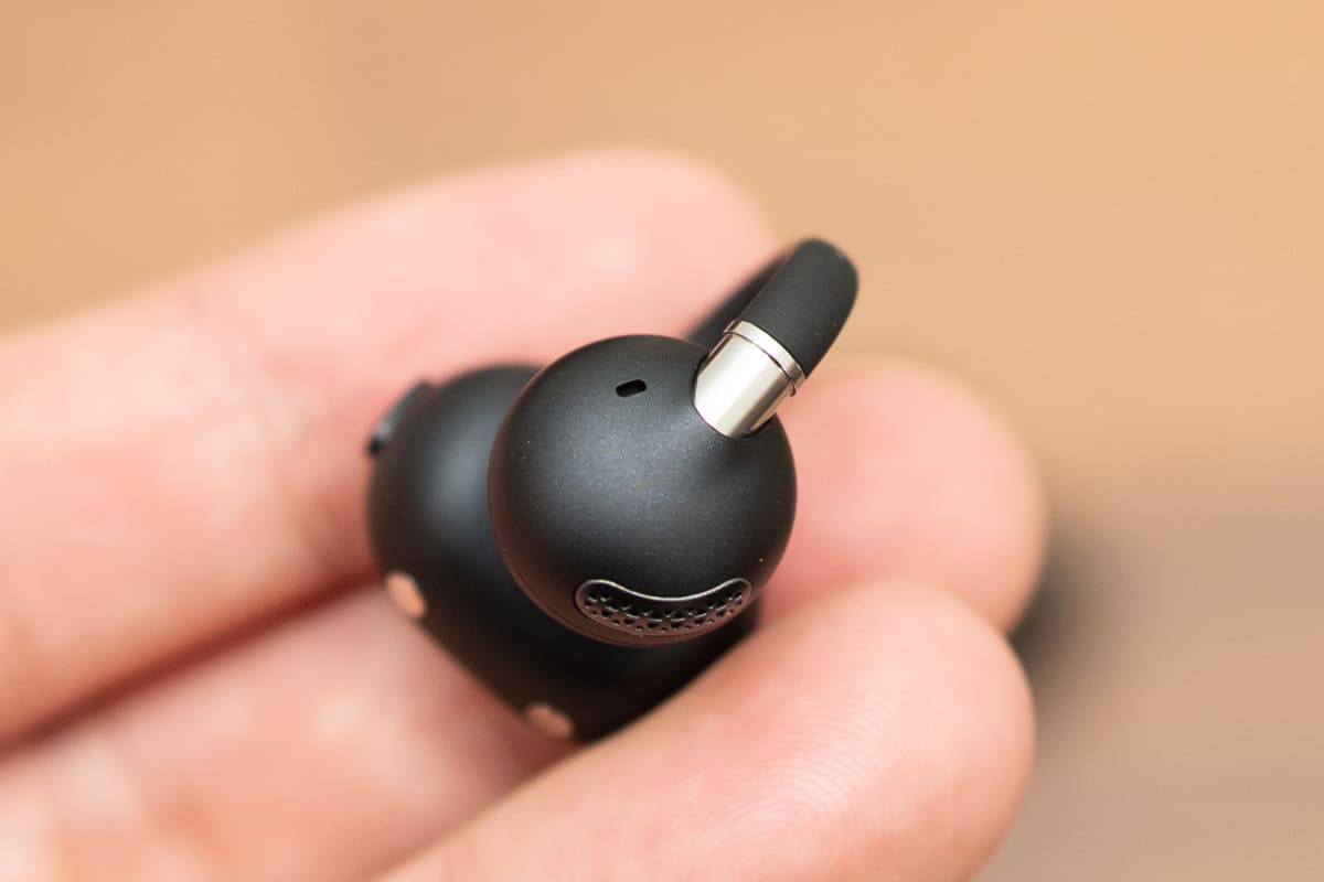 ブリッジ部分は簡単に広がる柔軟さがありつつ、ホールド力もあり、耳にしっかりと固定できる。シリコンで覆われているので、肌触りもソフトだ