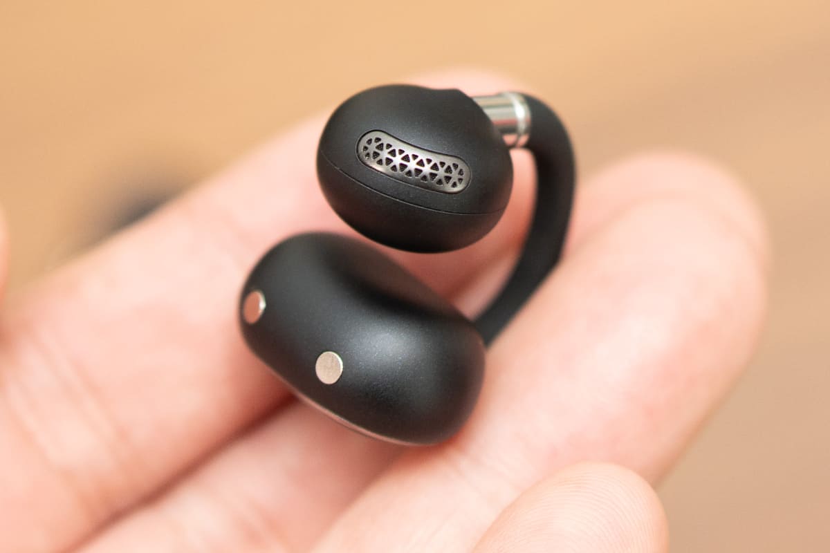 内部に12mm口径ダイナミックドライバーを搭載し、メッシュ部分から音が出る