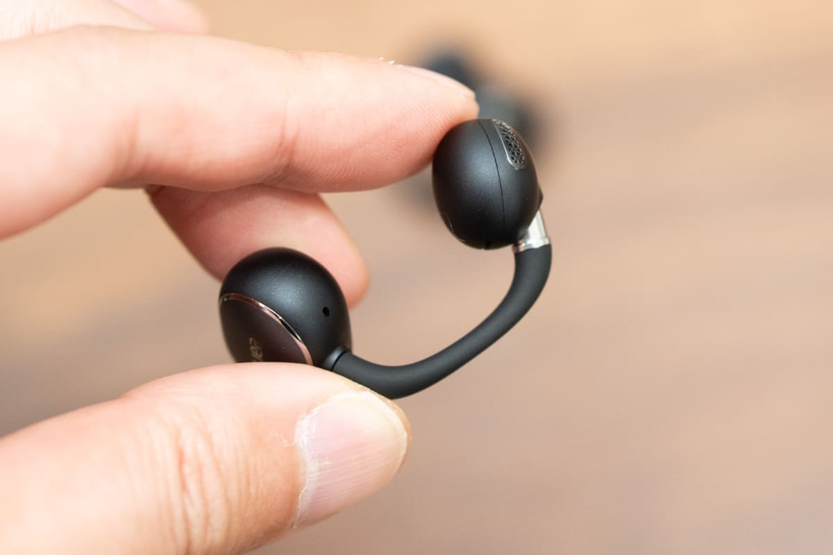 ブリッジ部分は簡単に広がる柔軟さがありつつ、ホールド力もあり、耳にしっかりと固定できる。シリコンで覆われているので、肌触りもソフトだ