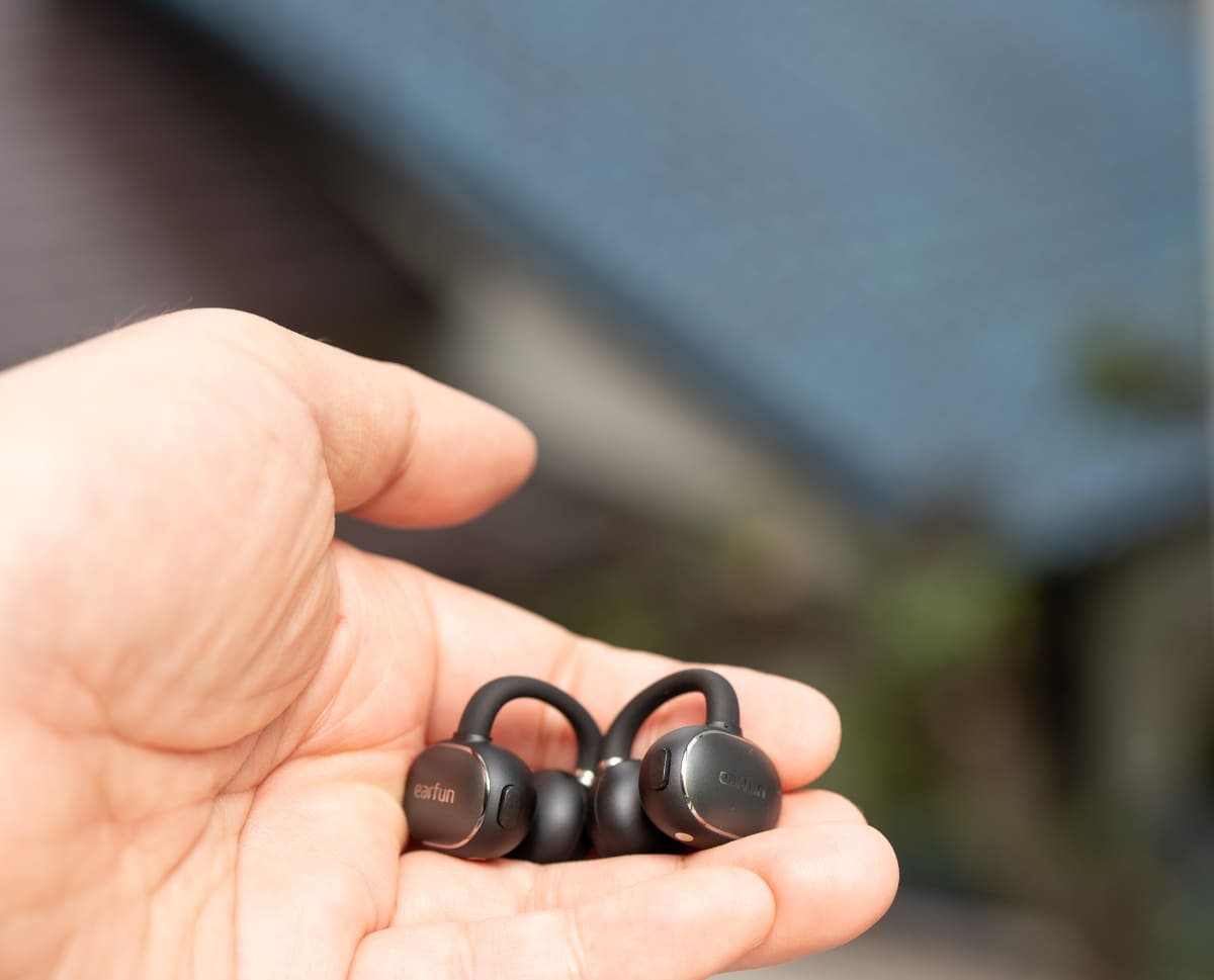 騒がしい屋外でも快適な通話ができる。内部にある金色のパーツがマイクだ