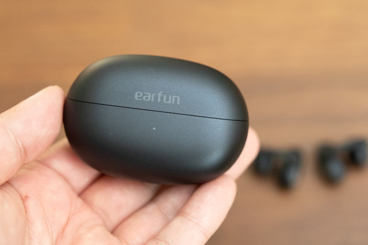 充電ケースと組み合わせると最大40時間の連続再生が可能だ