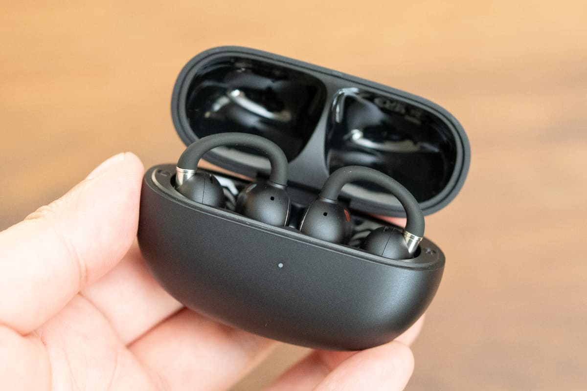 充電ケースと組み合わせると最大40時間の連続再生が可能だ