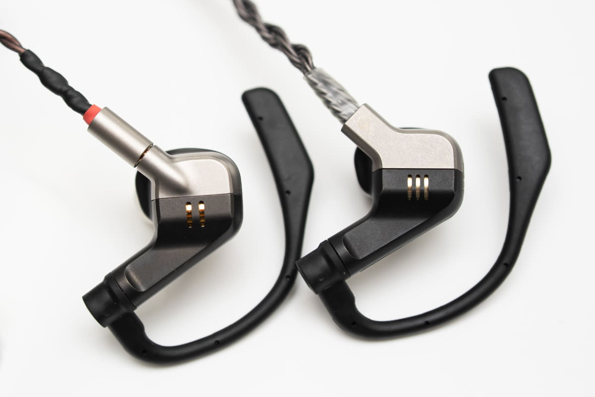 左がFUGAKUのイヤフォン部分、右がIBUKI。ケーブルのコネクタ部分は異なるが、基本的なサイズや形状は同じだ。ちなみに、ハウジングに刻まれたスリットは、FUGAKUが3本(アンプ、ケーブル、イヤフォンを意味)、IBUKIは2本(ケーブル、イヤフォンを意味)になっている