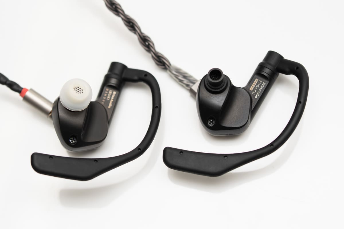 左がFUGAKUのイヤフォン部分、右がIBUKI。ケーブルのコネクタ部分は異なるが、基本的なサイズや形状は同じだ。ちなみに、ハウジングに刻まれたスリットは、FUGAKUが3本(アンプ、ケーブル、イヤフォンを意味)、IBUKIは2本(ケーブル、イヤフォンを意味)になっている