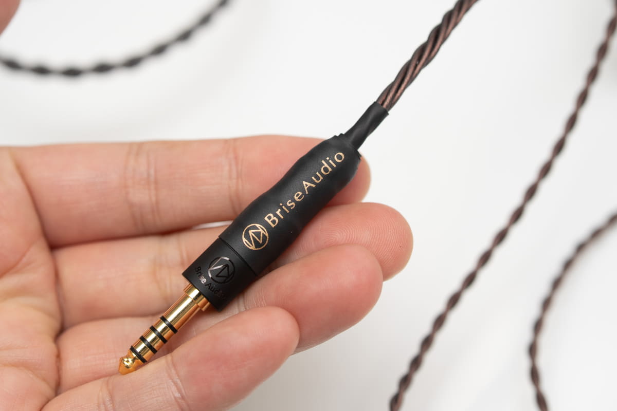 標準で付属するPentaconn Earコネクタのケーブルも、IBUKI用として開発されたもの