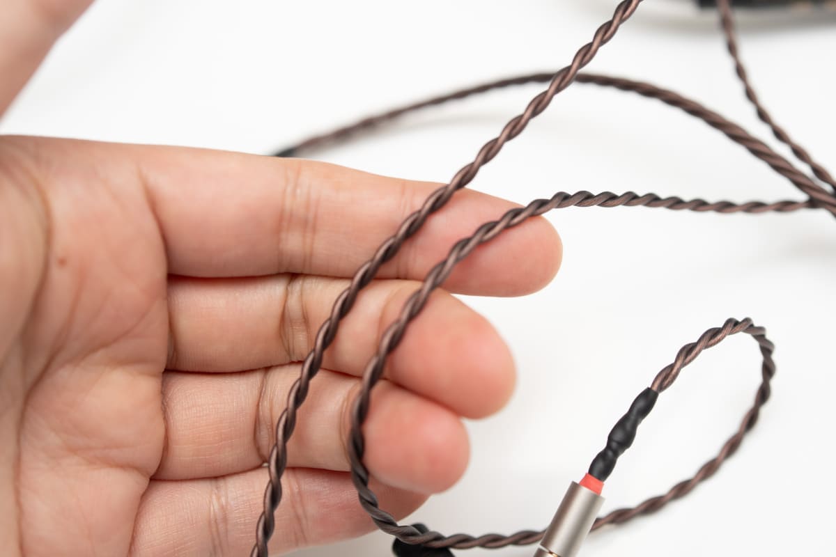 標準で付属するPentaconn Earコネクタのケーブルも、IBUKI用として開発されたもの