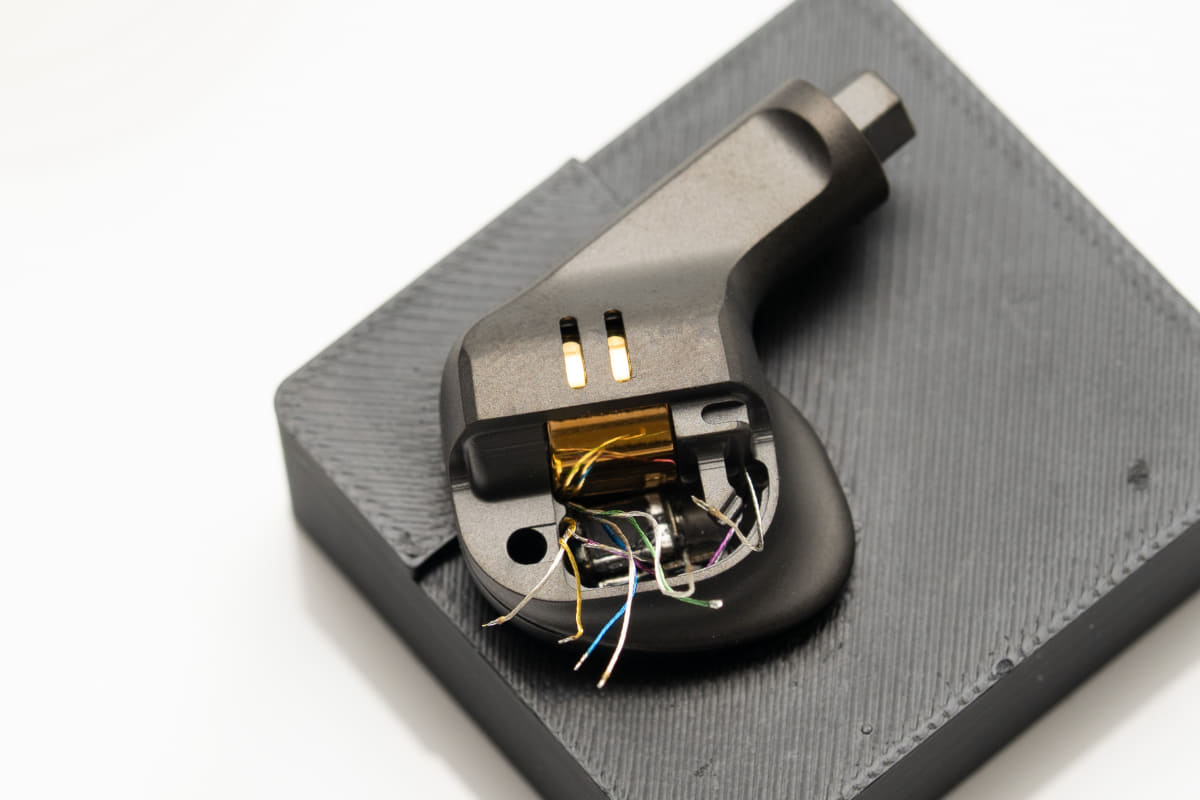 ハウジングのパーツを取り外したところ。写真で見えているエリアに、基板が配置される