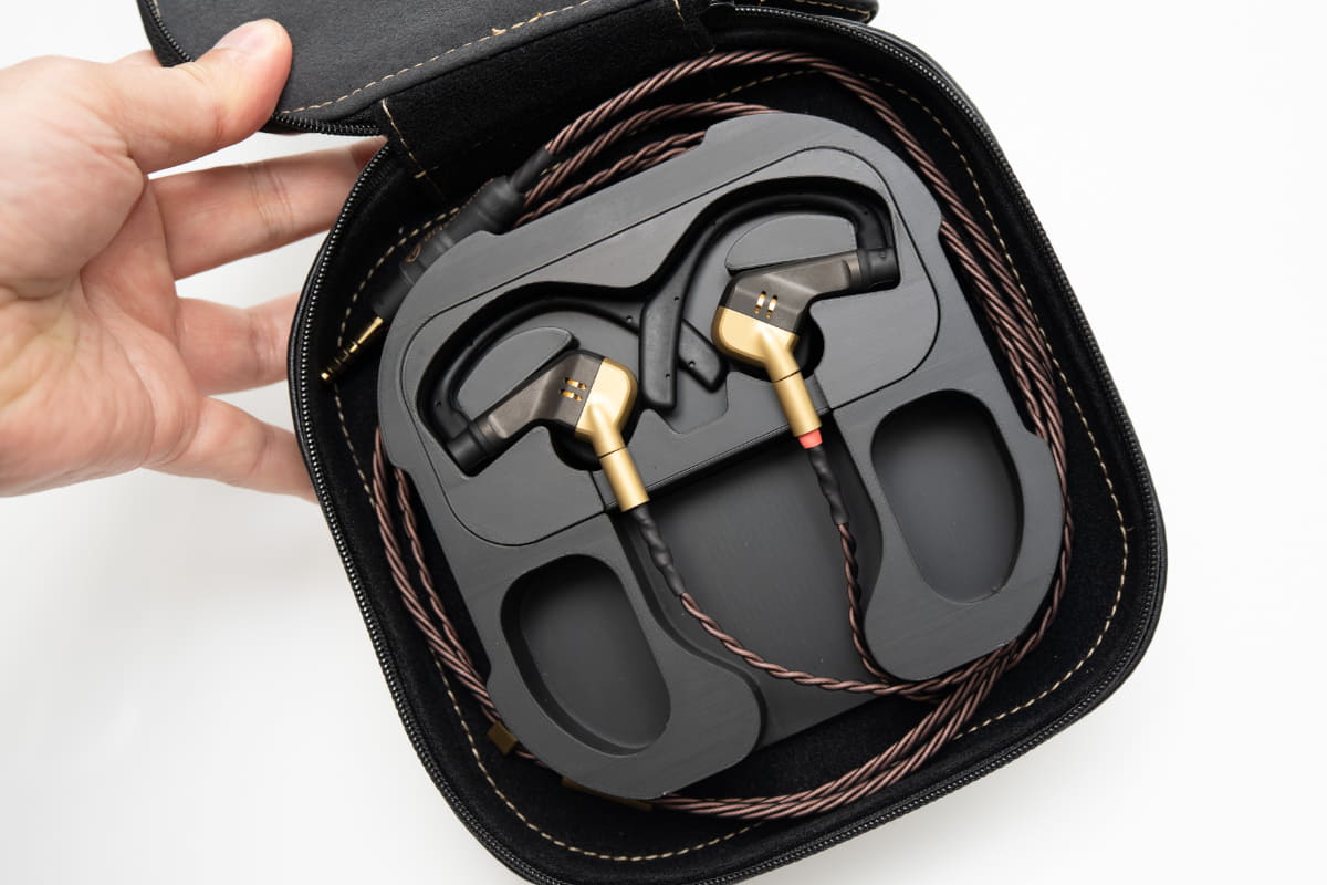 世界50台限定の「Launch Edition」として、チャコールブラック＋ゴールド(PVD)の限定カラーリングを採用した特別仕様もある。直販での販売分は既に完売している