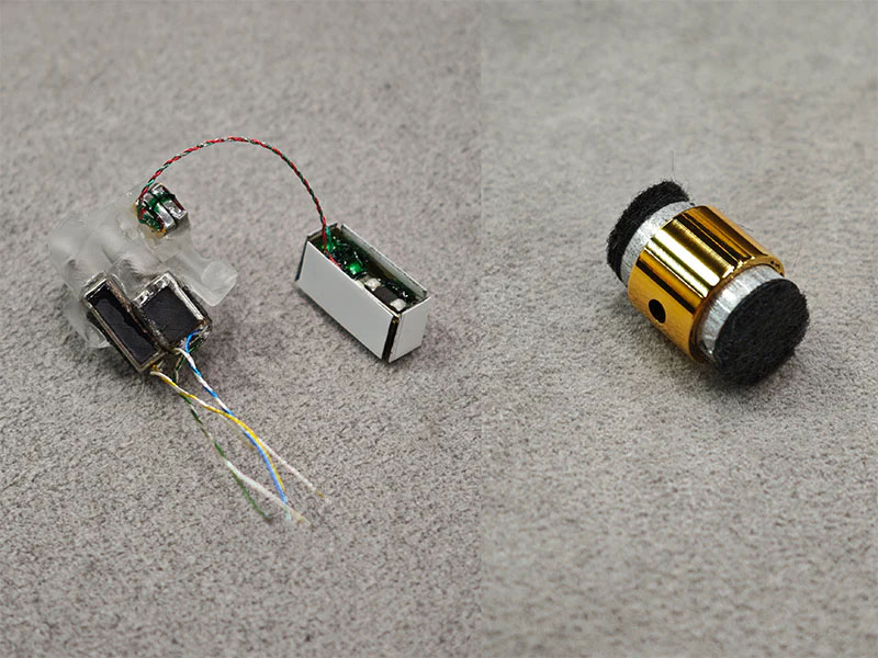 写真の一番左にあるのがBAユニット。黒いものが貼り付けられている。その右隣がESTのトランスだが、白いものが貼り付けられているのが見える。これらが高音質化加工だ