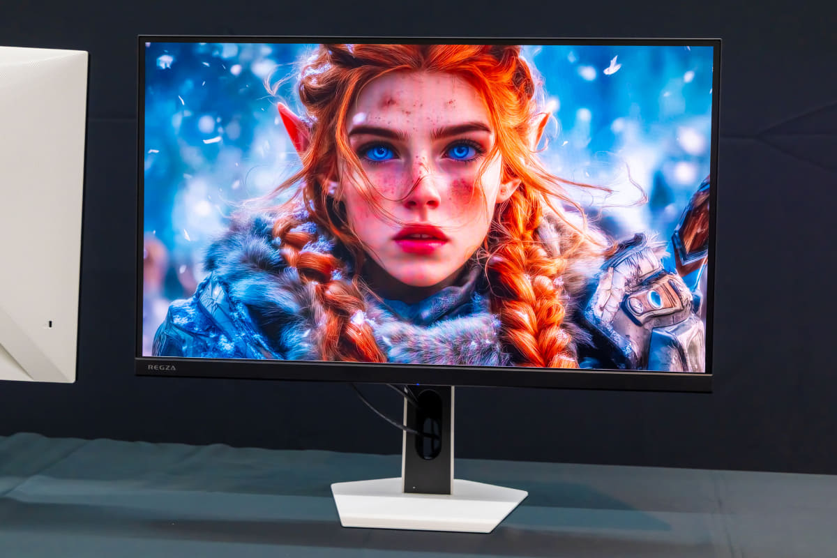 ゲーミングの没入感を維持するため、ベゼルはブラックのまま