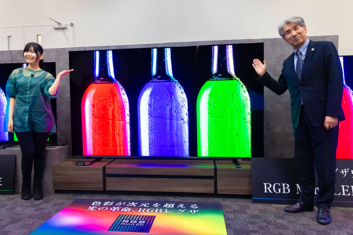 小岩井ことりさん(写真左)と、TVS REGZA 取締役副社長 石橋泰博氏