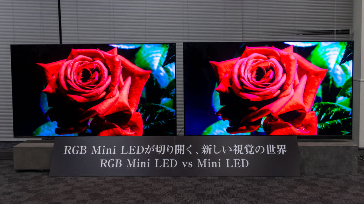 写真左がRGB LEDモデル「85ZX1S」、右が量子ドット×ミニLEDモデル「85Z970R」。左のRGB機は、色が飽和せずに深紅を描写できているが、右は明部が飽和し朱色のようなバラになっている