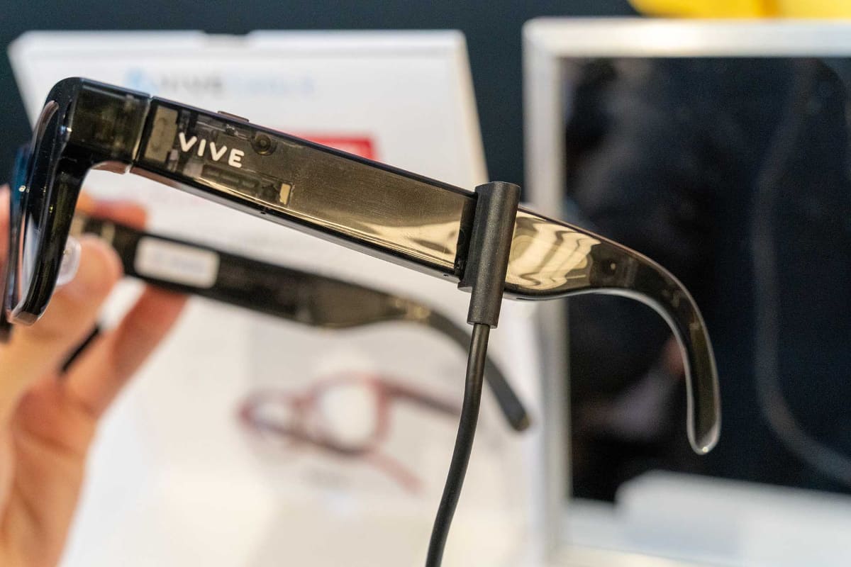 充電は付属のマグネット式ケーブルを左側テンプルに接続して行なう。充電しながらの利用も可能で、アプリをインストールしたスマホからの給電可能とのこと