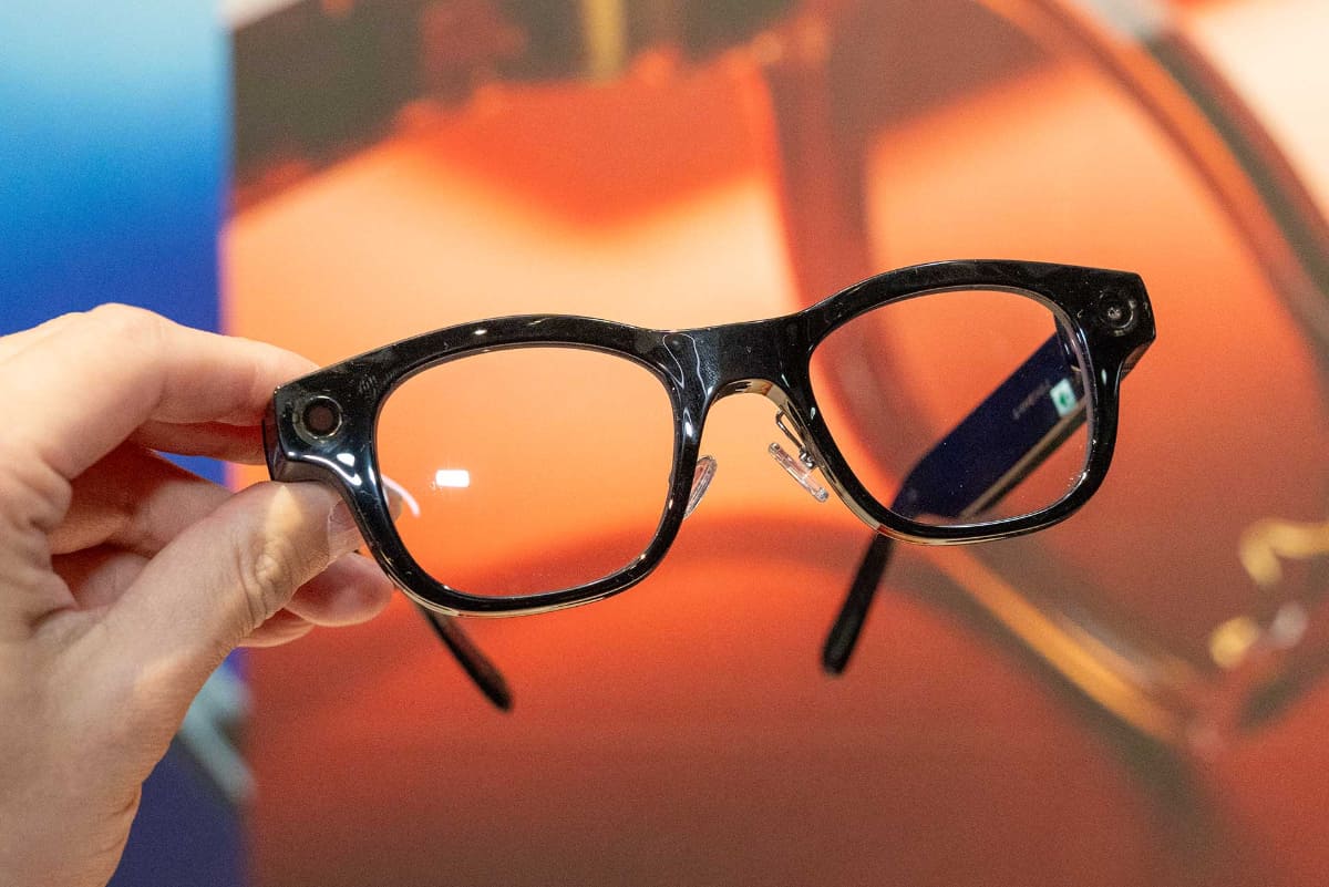 正面向かって右側にカメラを搭載。左側にはLEDインジケーターを備える