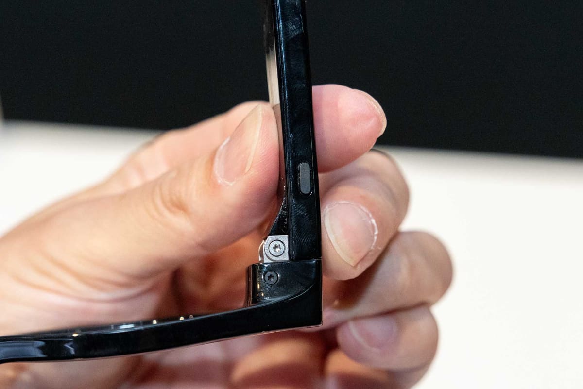 テンプル上部にはボタンも装備