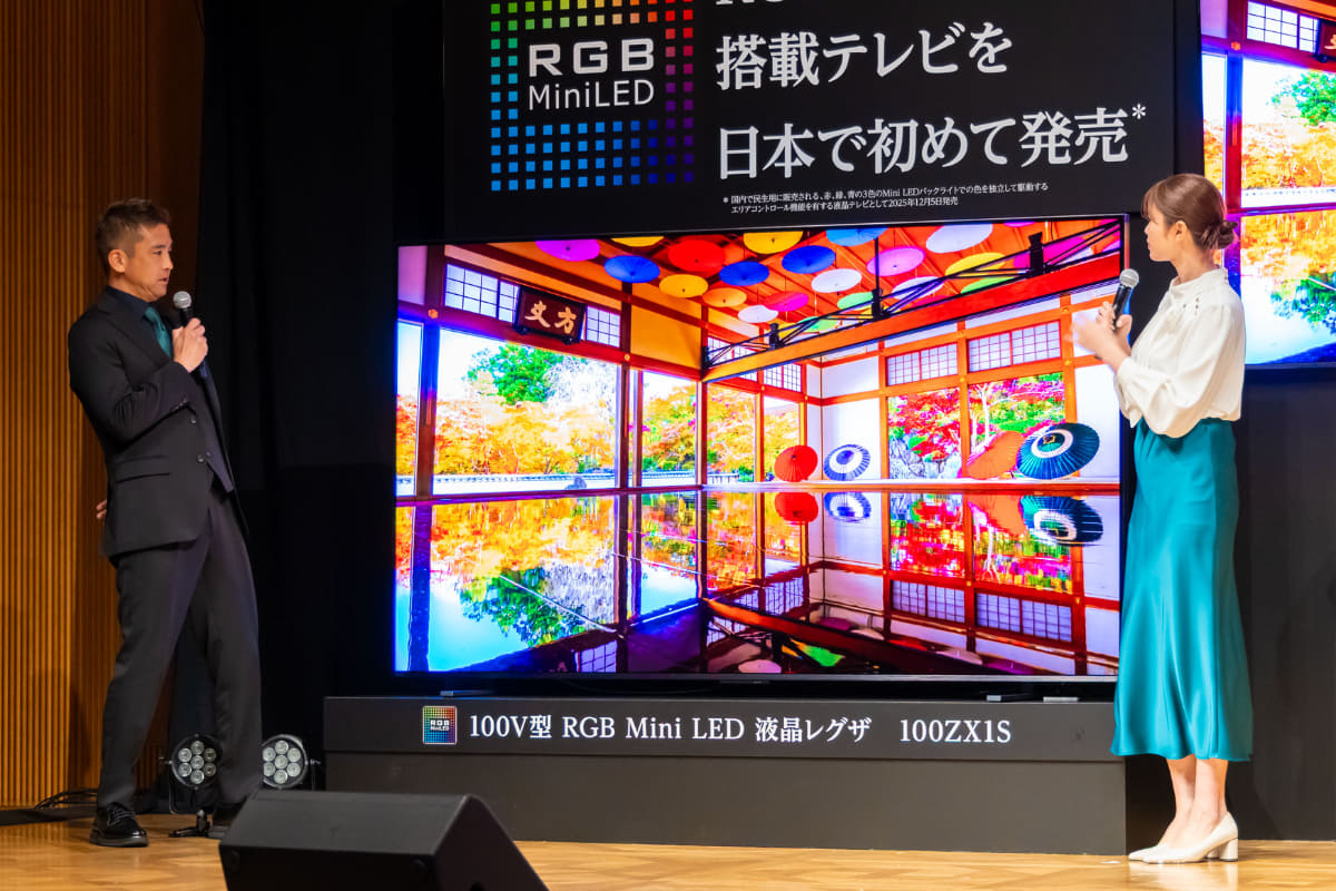 発表会では、稲本潤一さん、稲村亜美さんによるトークセッションも開催。RGB LED搭載モデルの鮮明で色鮮やかさな映像と、広い視野角性能に魅了されていた