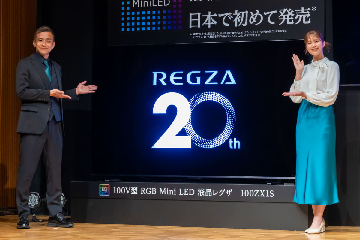イベントゲストの稲本潤一さん(写真左)と、稲村亜美さん。テレビは100型「100ZX1S」