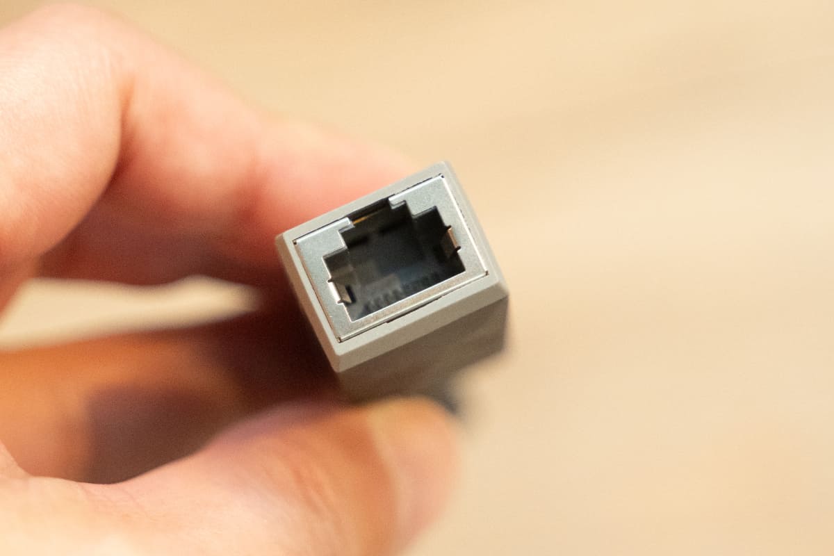 両側にRJ45端子が付いており、LANケーブルを追加することなく使用できる
