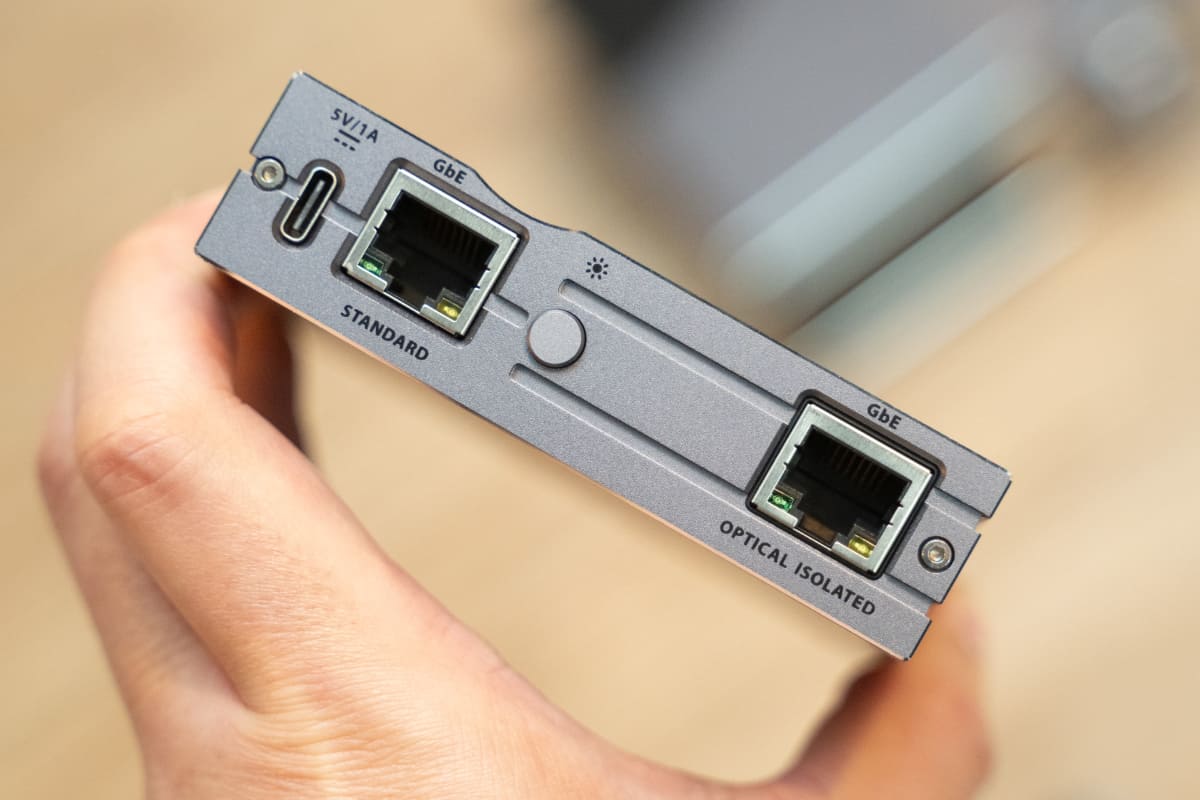 RJ45端子の入出力を備えたシンプルな仕様だ