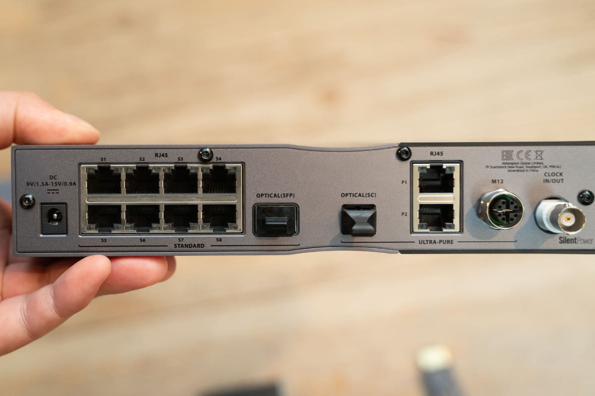 スイッチングハブとしても使用でき、光接続可能なSFP端子も備えている